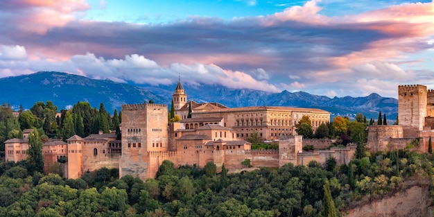 Foto palacio y fortaleza complejo alhambra con torre de comares palacios nazaries y palacio de carlos v du...