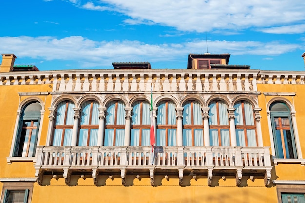 Palacio Franchetti bajo un cielo nublado