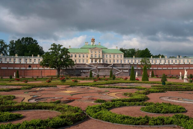 Foto palacio grand menshikov en el parque oranienbaum en un soleado día de verano lomonosov san petersburgo rusia
