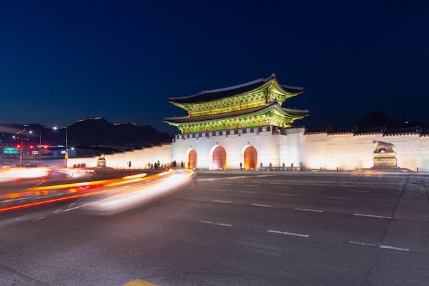 Palacio Gyeongbokgung, frente a la puerta del Palacio en el centro de Seúl, Corea del Sur. Nombre del palacio 'Gyeongbokgung'