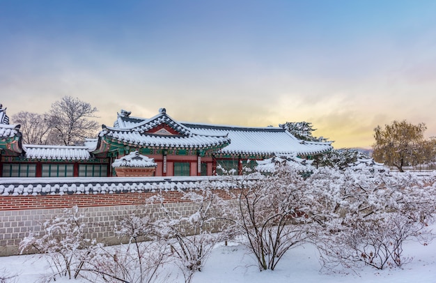 Palacio Gyeongbokgung en invierno Seúl, Corea del Sur.