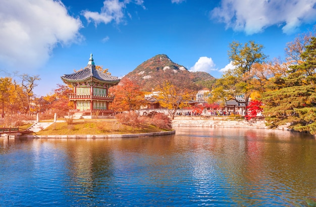 Palacio de Gyeongbokgung en otoño, Seúl, Corea del Sur.