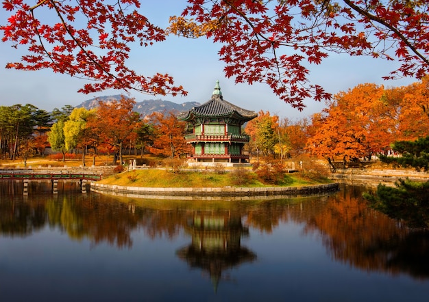 Palacio Gyeongbokgung en otoño en Seúl, Corea del Sur.