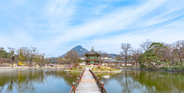 Palacio Gyeongbokgung, Pabellón Hyangwonjeong, en Seúl, Corea del Sur.