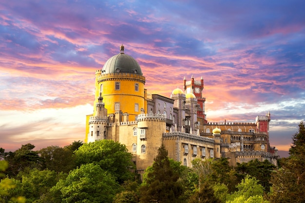 Palacio de hadas contra el cielo del atardecer Sintra Portugal Europa