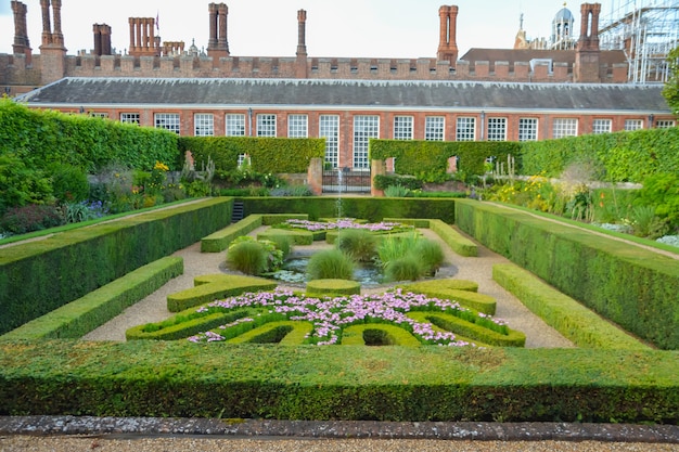 Palacio de Hampton Court, ladrillo, Inglaterra, césped, parque público. Londres, Reino Unido - 21 de julio de 2014: Hampton Court fue construido originalmente para el cardenal Thomas Wolsey, uno de los favoritos del rey Enrique VIII, alrededor de 1514.