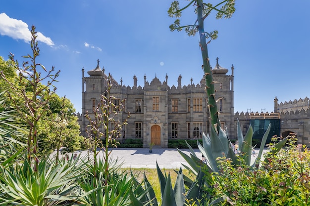 Palacio histórico 1848 del conde Vorontsov Blooming agave Alupka Crimea