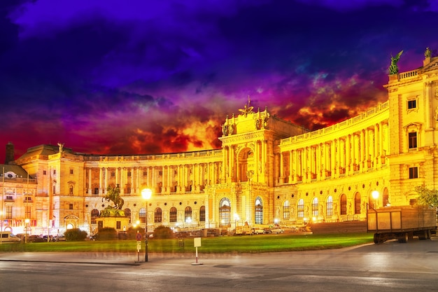 Palacio de Hofburg visto desde Michaelerplatz, vista gran angular al anochecer.Viena.Austria.