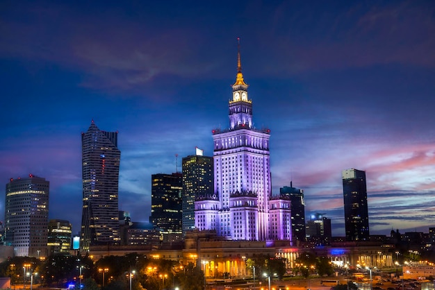 Foto palácio iluminado e arranha-céus