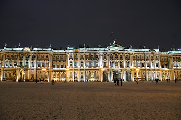 Palacio de invierno decorado para las vacaciones con iluminación en una noche de invierno en San Petersburgo.