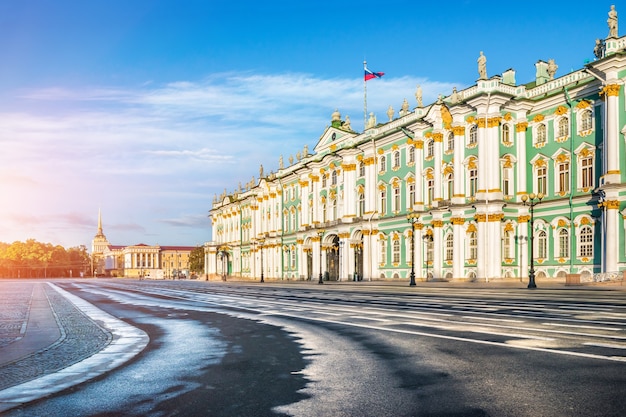 Palacio de Invierno en la Plaza del Palacio en San Petersburgo y el Almirantazgo en la distancia en una mañana soleada