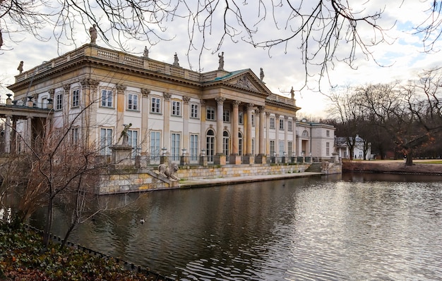 Palacio en la isla en royal baths park en primavera varsovia polonia