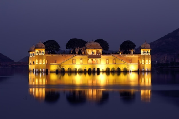 Palacio jal mahal en el lago por la noche en India