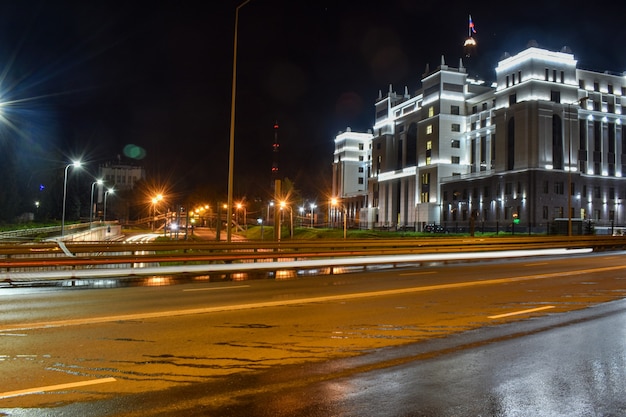 Palacio de justicia brilla por la noche