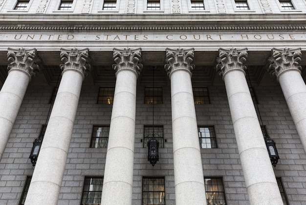 Palacio de Justicia de los Estados Unidos. Fachada del palacio de justicia con columnas, bajo Manhattan, Nueva York