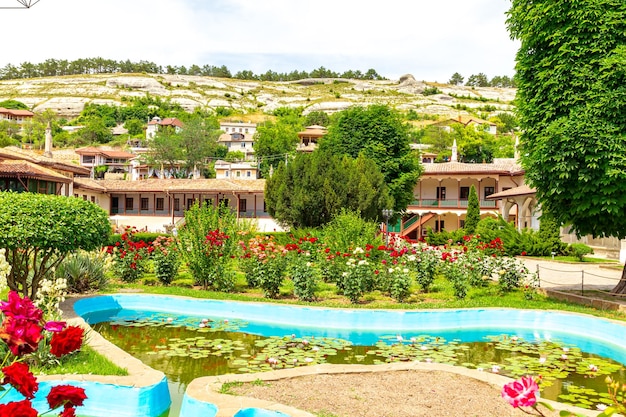 Palacio de Khan y un floreciente jardín de rosas en Bakhchisarai