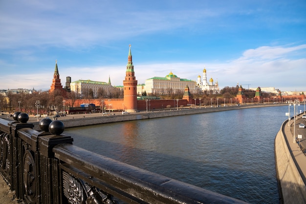 Foto el palacio del kremlin junto con moskva en moscú, rusia