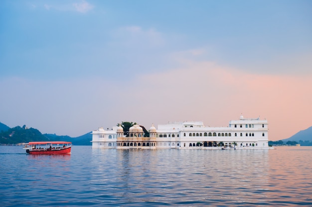 Palacio del lago palacio en el lago Pichola en el crepúsculo, Udaipur, Rajasthan, India