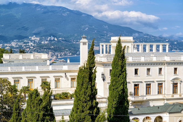 Palacio de Livadia con vistas a la ciudad de Yalta en Crimea