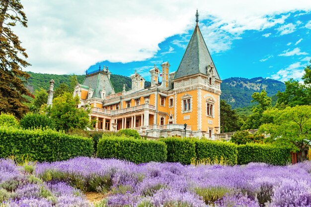 Palacio Massandra y pequeño campo de lavanda en Crimea