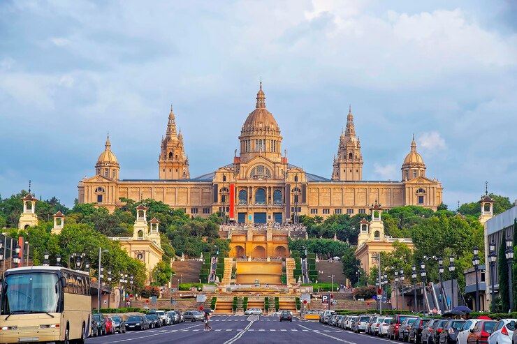 Foto palácio nacional na colina de montjuic, em barcelona, na espanha. agora serve como o museu nacional de arte da catalunha. situa-se no sopé da montanha montjuic