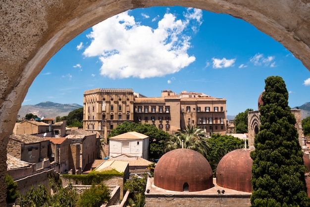 Palacio normando y cúpulas de San Giovanni Eremiti en Palermo.