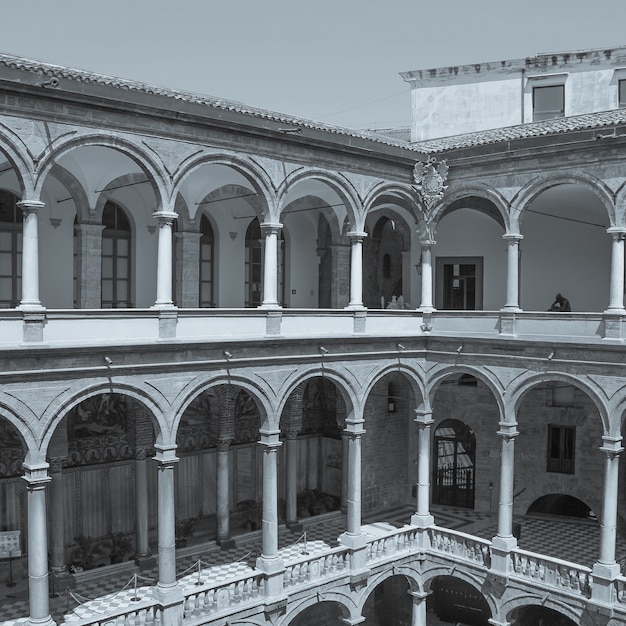 Foto palacio de los normandos en palermo. vista interna.