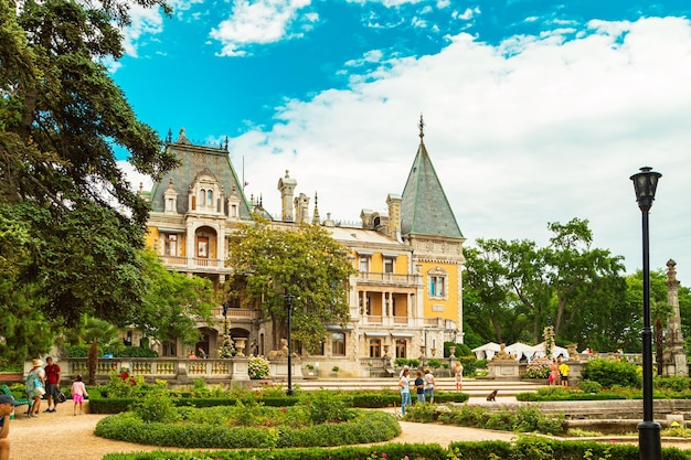 Palacio y parque magníficos de Massandra en Crimea