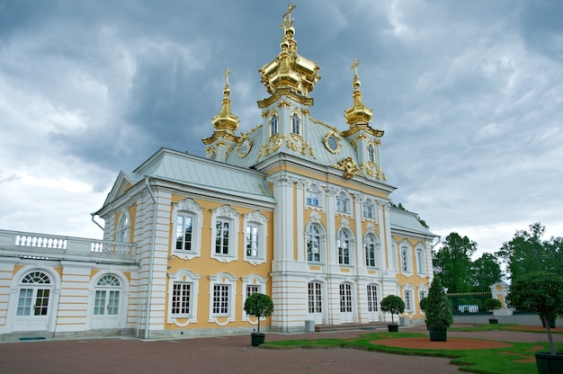 Palacio de Peterhof. Iglesia de los Santos Pedro y Pablo, San Petersburgo, Rusia - 3 de junio de 2015