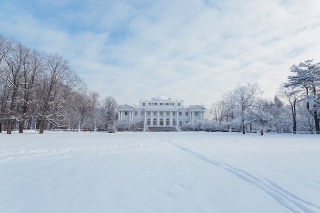 Palácio pitoresco de Yelagin em São Petersburgo no inverno.