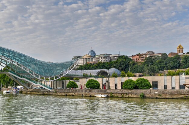 Foto palácio presidencial e ponte da paz em tbilisi, geórgia