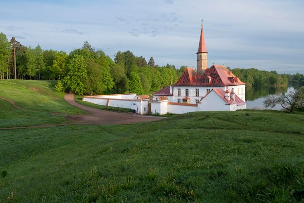 Palacio del Priorato en una mañana soleada de verano Gatchina San Petersburgo Rusia