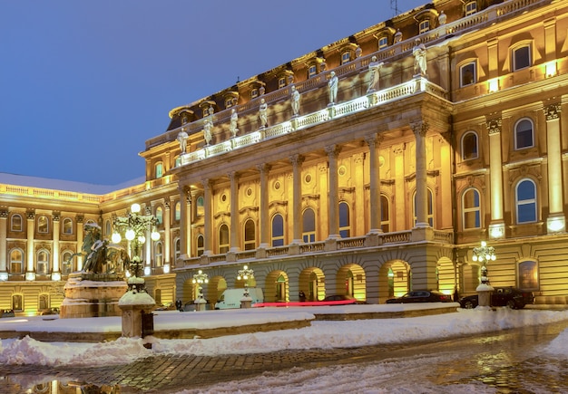 Palacio Real de Budapest en la noche azul, Hungría