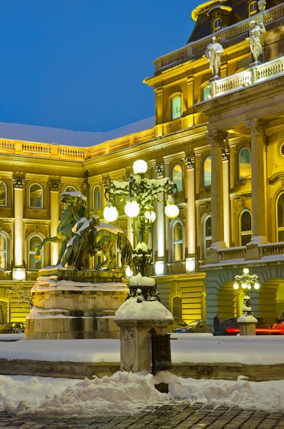 Palacio Real de Budapest por la noche, Hungría