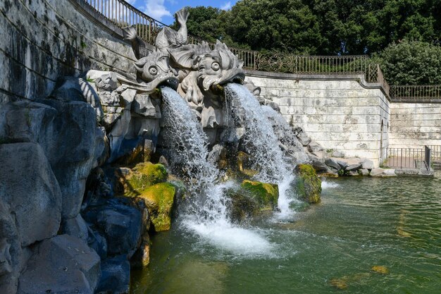 Foto el palacio real de caserta italia reggia di caserta es una antigua residencia real en caserta, en el sur de italia, y fue designada patrimonio de la humanidad por la unesco.