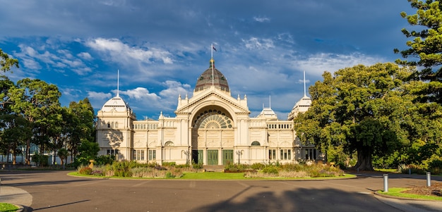 Foto palacio real de exposiciones por la tarde