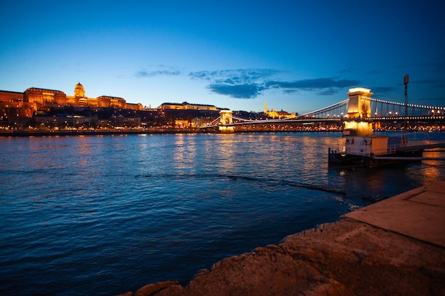 Palacio real y el famoso Puente de las Cadenas en Budapest por la noche Monumentos húngaros