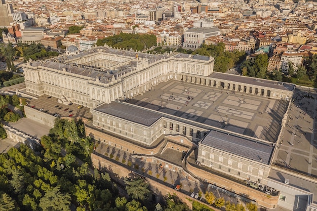 Palacio Real de Madrid en día soleado, vista aérea