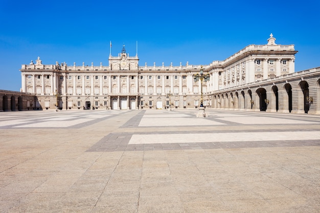 El Palacio Real de Madrid o Palacio Real de Madrid es la residencia oficial de la Familia Real española en Madrid, España