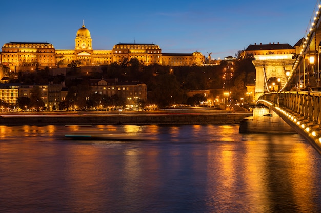 Palacio Real y el Puente de las Cadenas sobre el río Danubio vista crepuscular en la ciudad de Budapest, Hungría