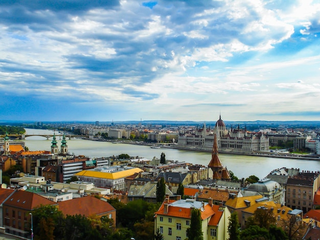 Palacio Real sobre el río Danubio en Budapest, Hungría.