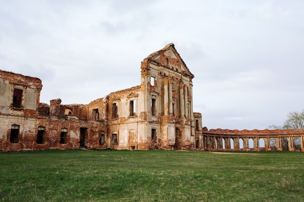 Palacio en ruinas de Sapieha en Bielorrusia occidental