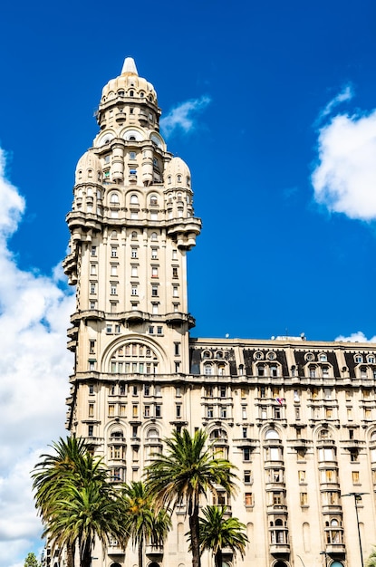 Foto el palacio salvo es un hito de montevideo, la capital de uruguay.