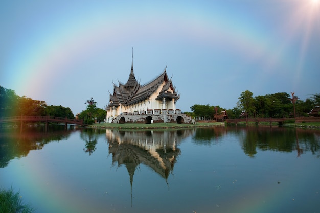 Palacio de Sanphet Prasat, ciudad antigua, Bangkok Tailandia. Arcoiris en el cielo