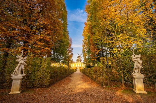 Palacio Sanssouci en Potsdam en otoño, Alemania