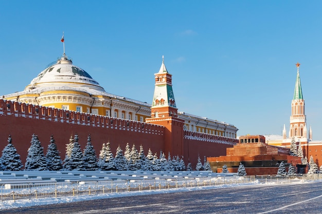 Palacio del Senado y Mausoleo de Lenin en la Plaza Roja en Moscú en invierno