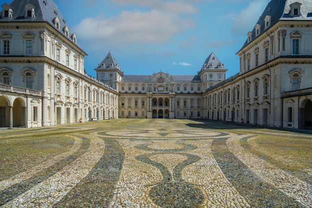 Palácio valentino antiga residência da casa real de sabóia atualmente é a sede da faculdade de arquitetura da universidade politécnica em turim itália