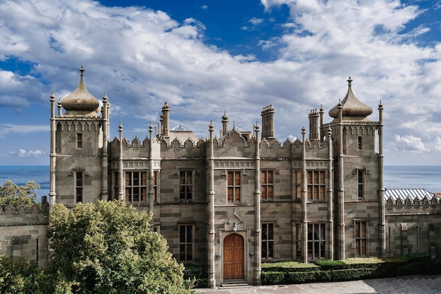 El Palacio Vorontsov en Crimea es un famoso monumento turístico antiguo en verano