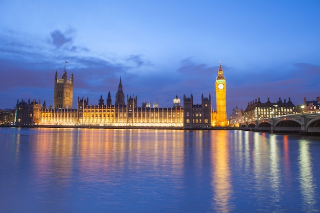 El Palacio de Westminster Big Ben en la noche Londres England Reino Unido