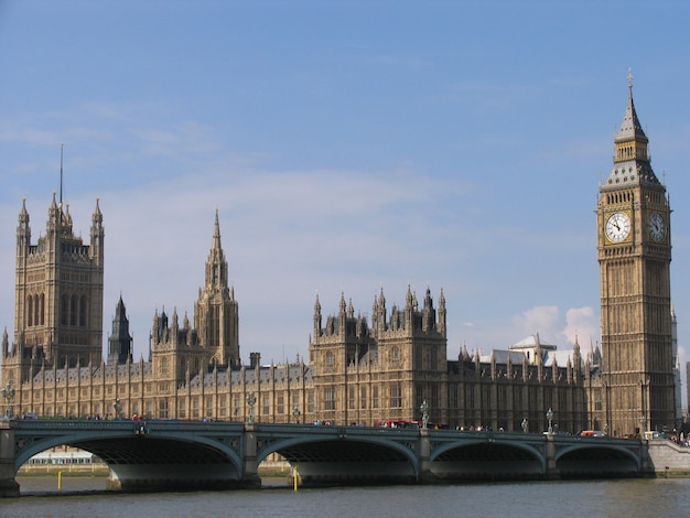 Palacio de Westminster con la campana de la torre llamada Big Ben, en un día soleado.